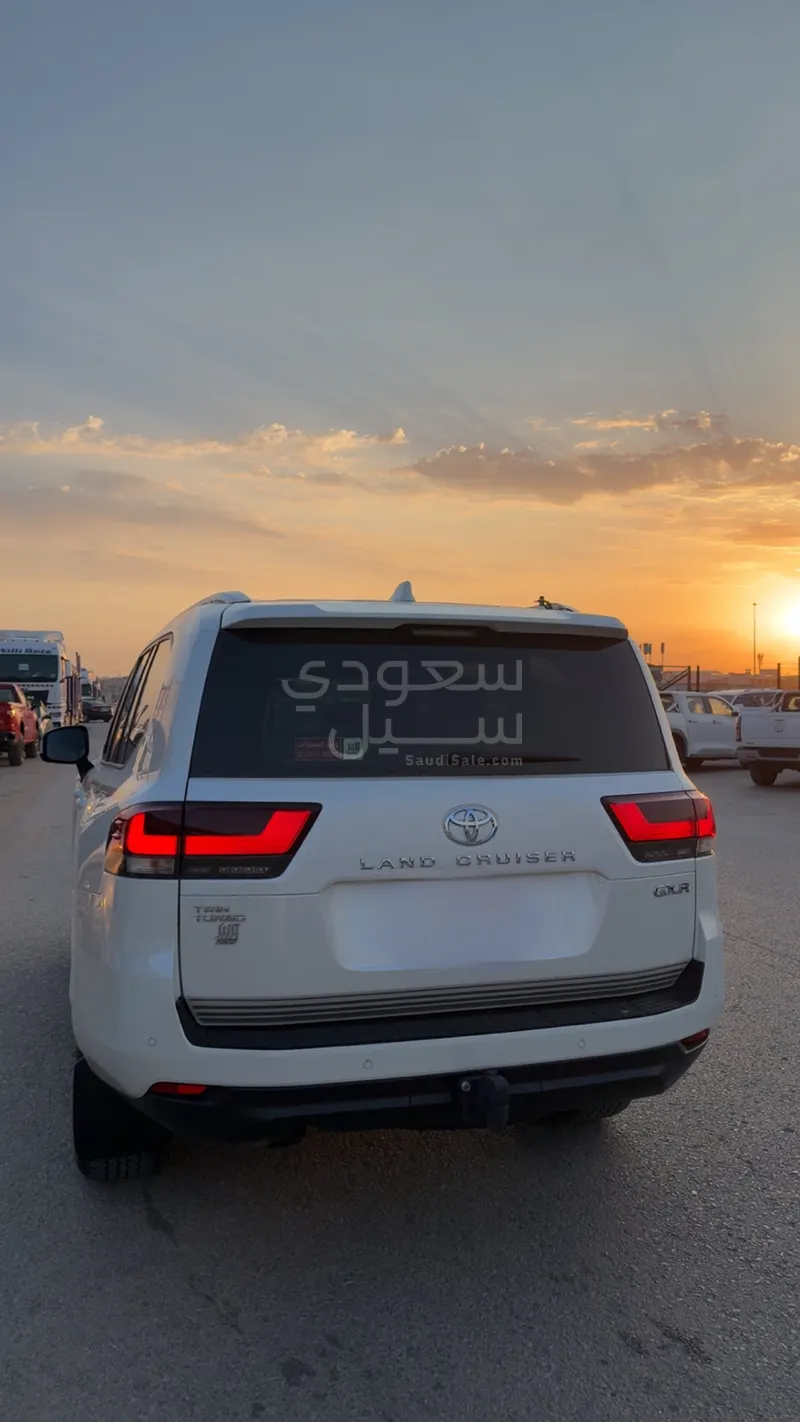 2025 تويوتا لاند كروزر جي اكس ار