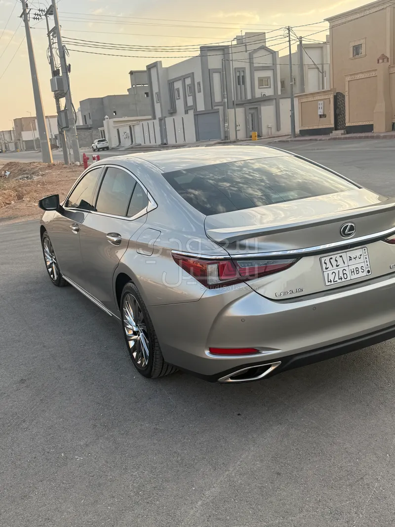 2025 لكزس إي إس 350
