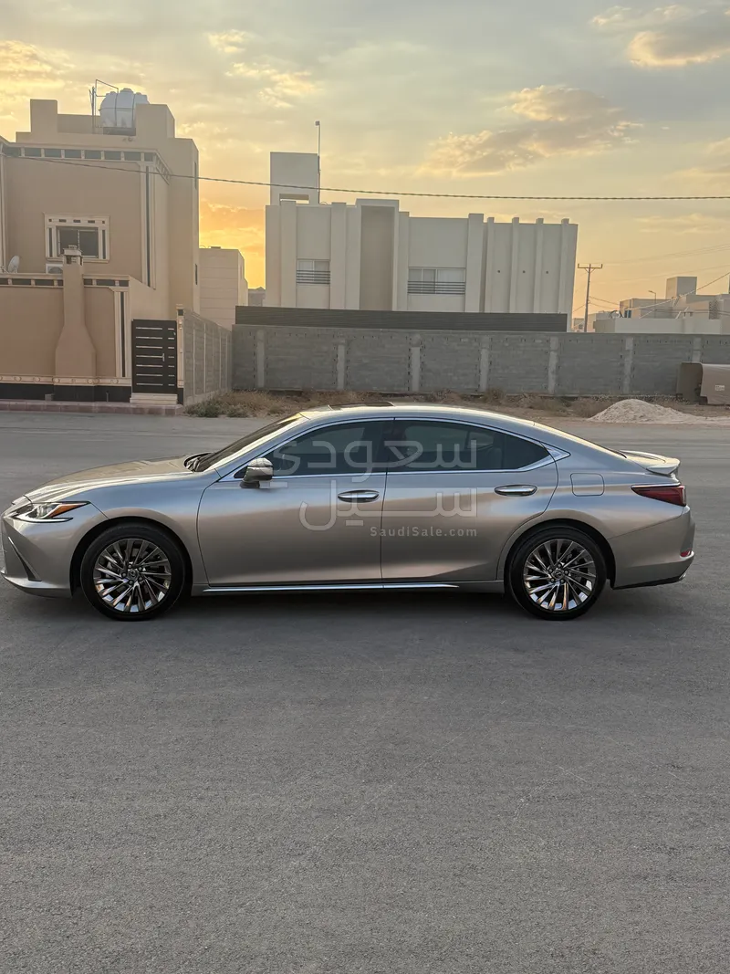 2025 لكزس إي إس 350