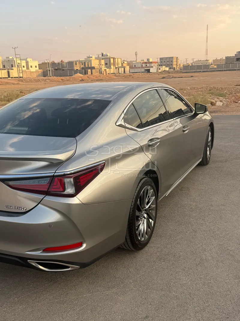 2025 لكزس إي إس 350