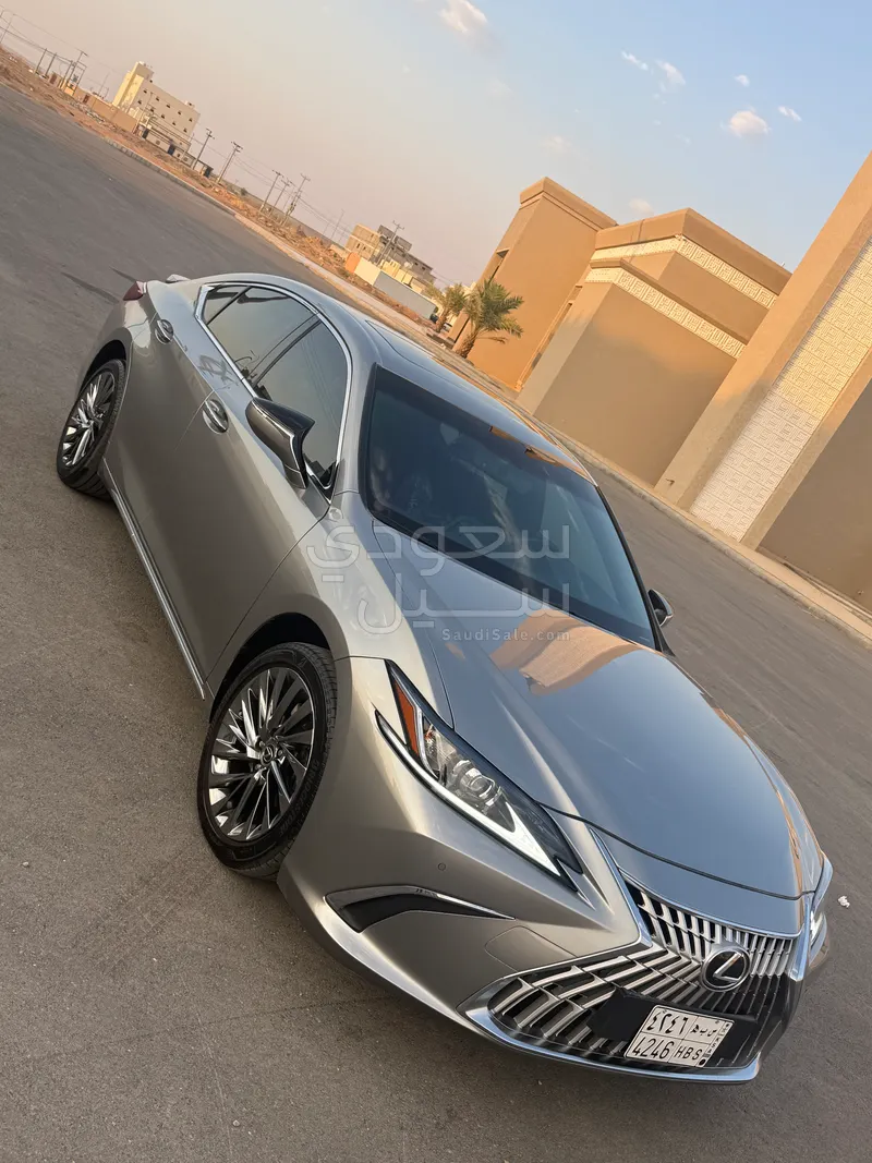 2025 لكزس إي إس 350