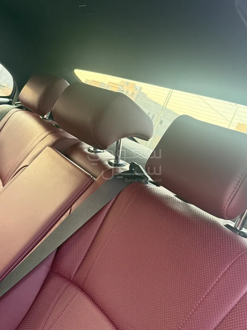 2025 لكزس إي إس 350