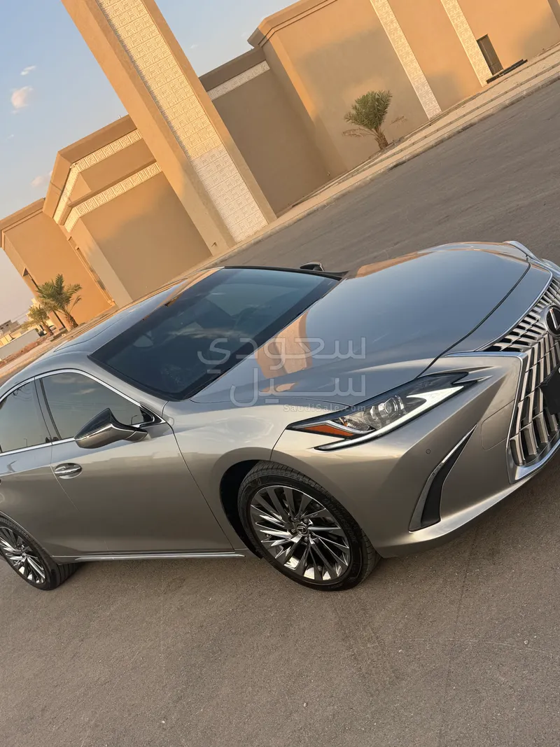 2025 لكزس إي إس 350