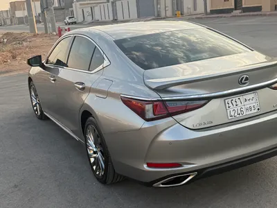 2025 لكزس إي إس 350