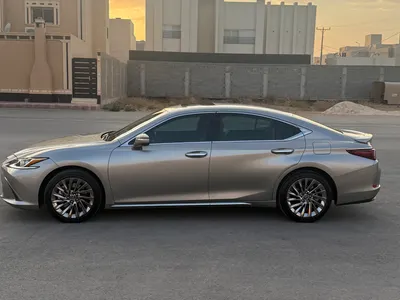 2025 لكزس إي إس 350
