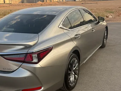 2025 لكزس إي إس 350