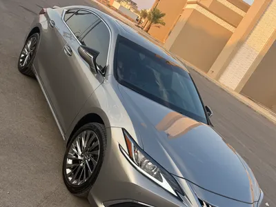 2025 لكزس إي إس 350