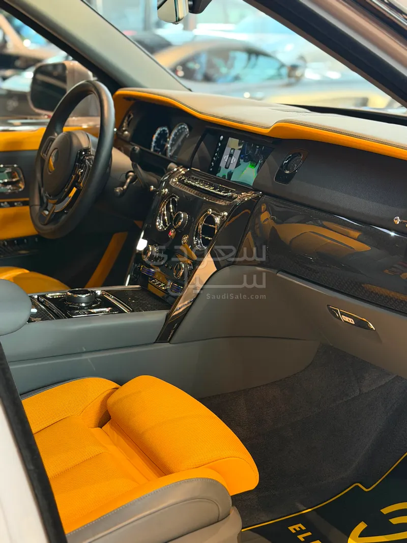 2023 رولز رويس كولينان بلاك بادج