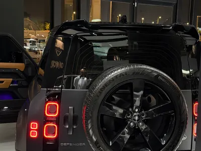 2023 لاند روفر ديفيندر V8 P525 ادشن