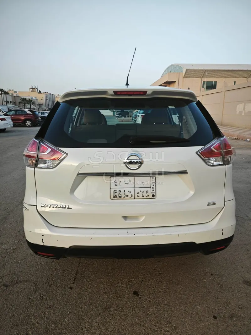 2015 نيسان اكس - ترايل