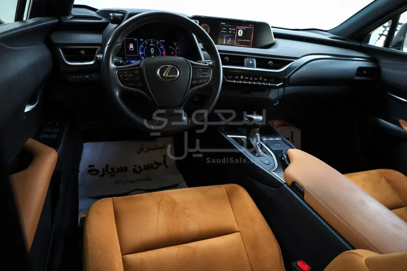 2021 لكزس يو إكس 200