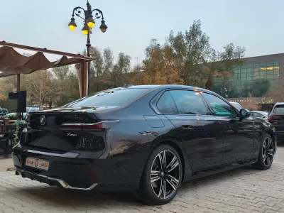2025 بي ام دبليو الفئة السابعة 735أي