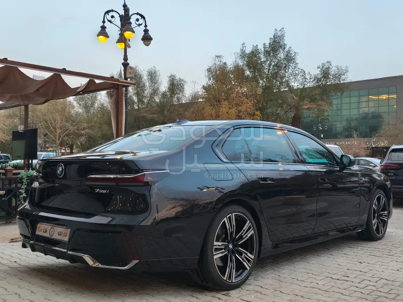 2025 بي ام دبليو الفئة السابعة 735أي