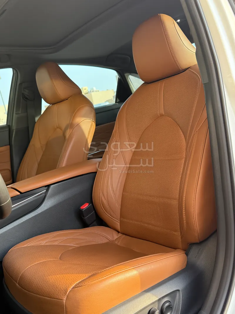 2021 تويوتا افالون ليمتد