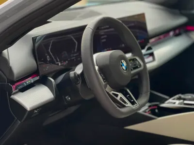 2025 بي ام دبليو الفئة الخامسة 520 أي إم كت