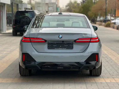 2025 بي ام دبليو الفئة الخامسة 520 أي إم كت