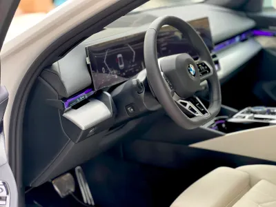 2025 بي ام دبليو الفئة الخامسة 520 أي إم كت