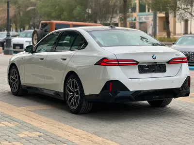 2025 بي ام دبليو الفئة الخامسة 520 أي إم كت