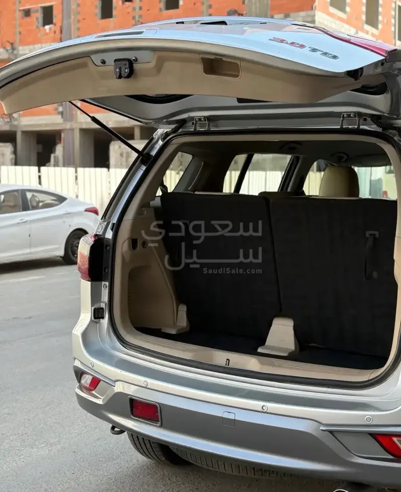 2019 ايسوزو ام يو اكس
