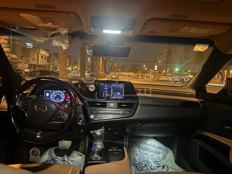 2022 لكزس إي إس 300إتش
