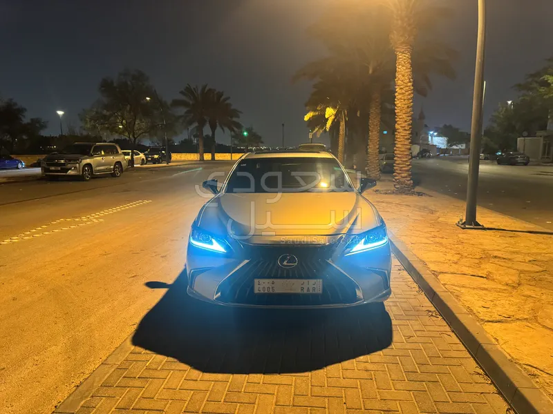2022 لكزس إي إس 300إتش