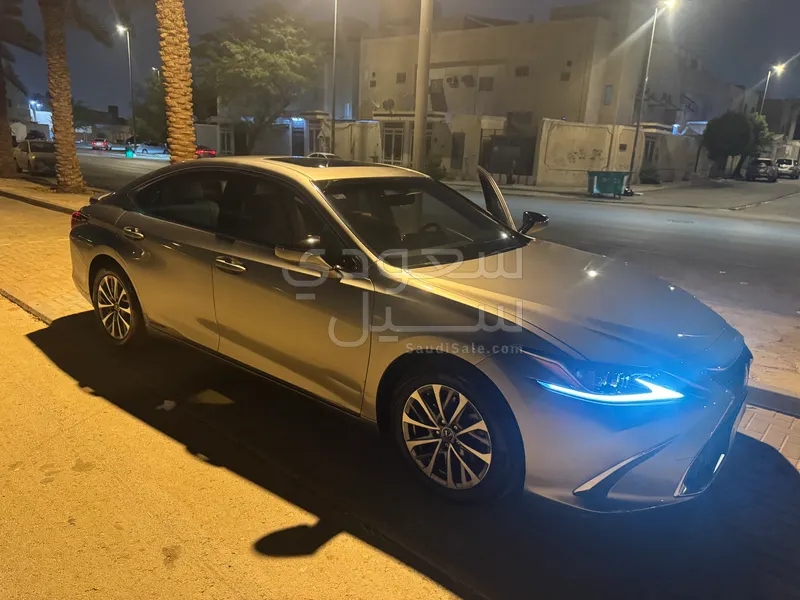 2022 لكزس إي إس 300إتش