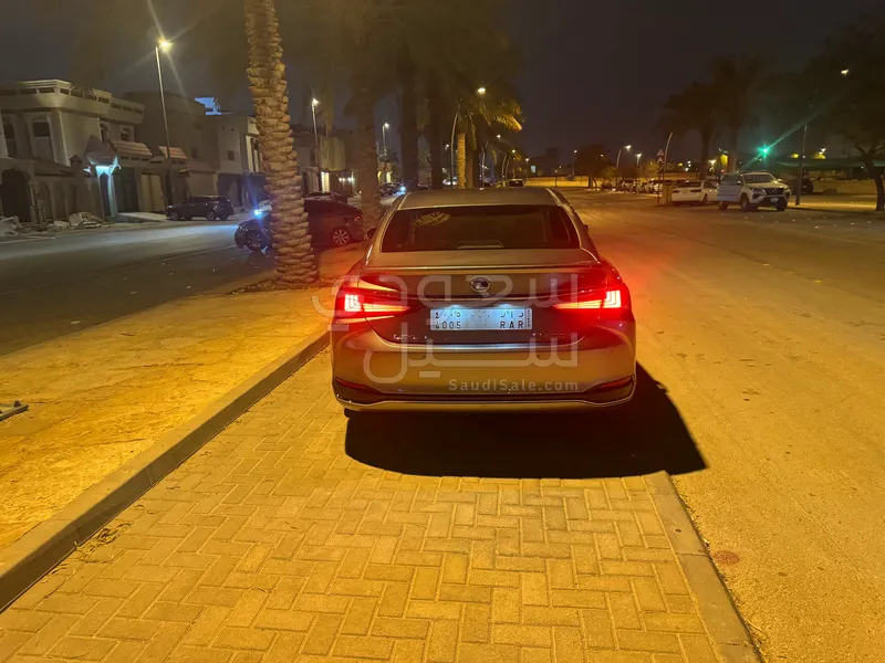 2022 لكزس إي إس 300إتش