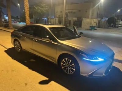 2022 لكزس إي إس 300إتش