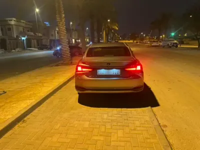 2022 لكزس إي إس 300إتش