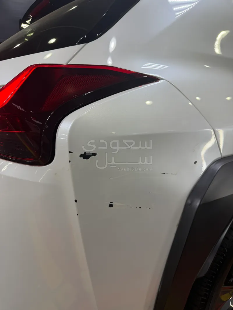 2024 لكزس يو إكس اتش300