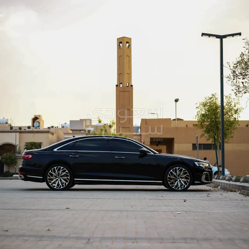 2023 اودي اي 8 ال اس لاين