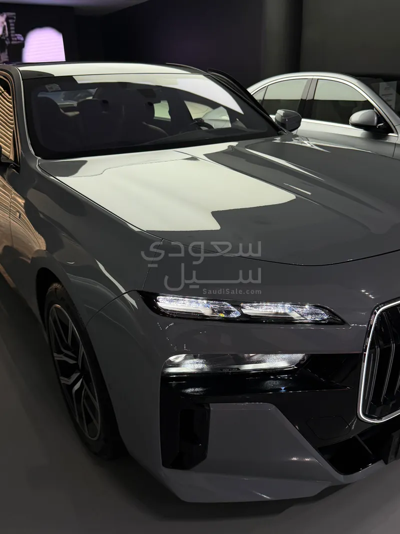 2025 بي ام دبليو الفئة السابعة 735أي