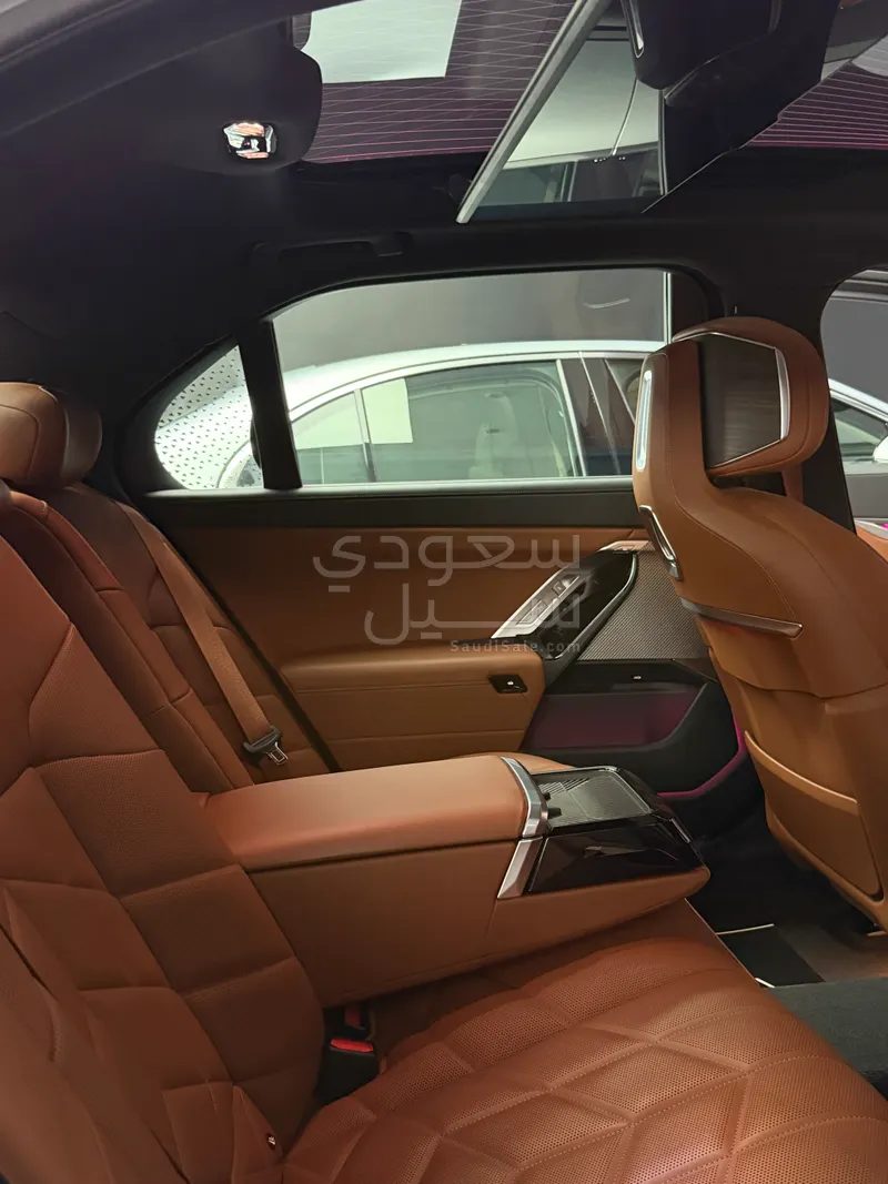 2025 بي ام دبليو الفئة السابعة 735أي