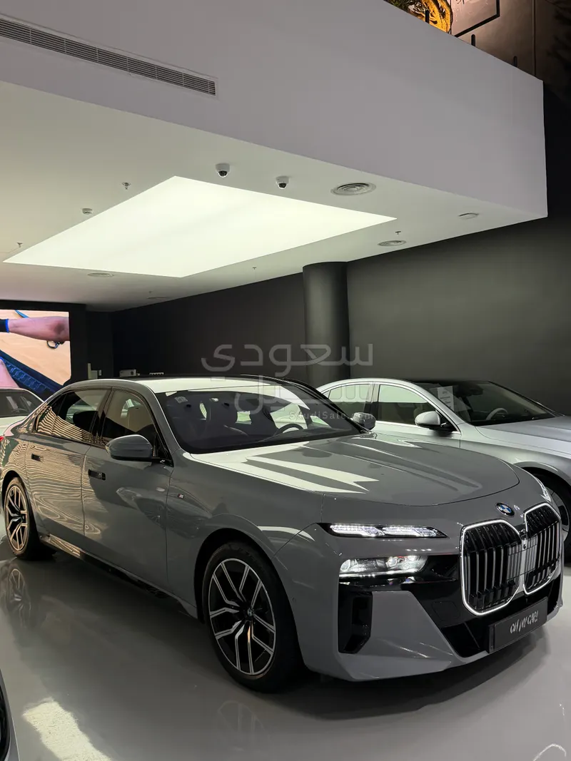 2025 بي ام دبليو الفئة السابعة 735أي