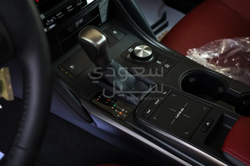 2025 لكزس آي إس 350