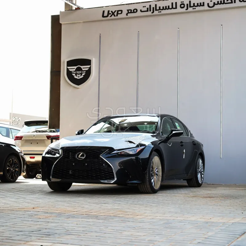 2025 لكزس آي إس 350