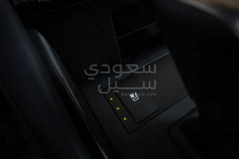 2025 لكزس آي إس 350