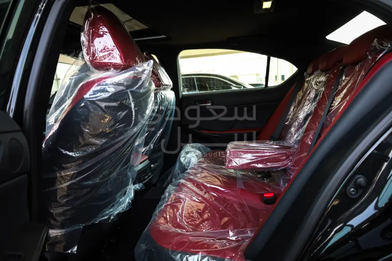 2025 لكزس آي إس 350