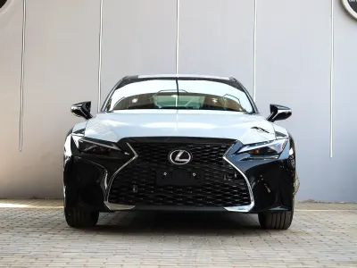 2025 لكزس آي إس 350