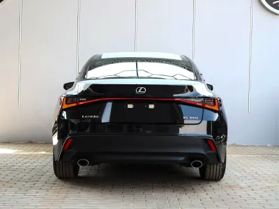 2025 لكزس آي إس 350