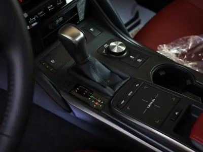 2025 لكزس آي إس 350