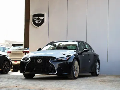2025 لكزس آي إس 350