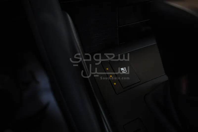 2025 لكزس إي إس 350