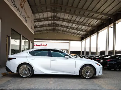 2025 لكزس إي إس 350