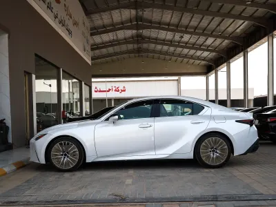 2025 لكزس إي إس 350