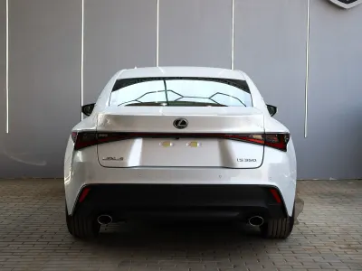 2025 لكزس إي إس 350