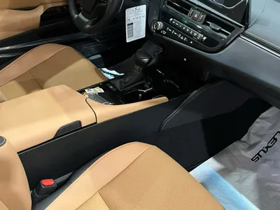 2025 لكزس إي إس 250