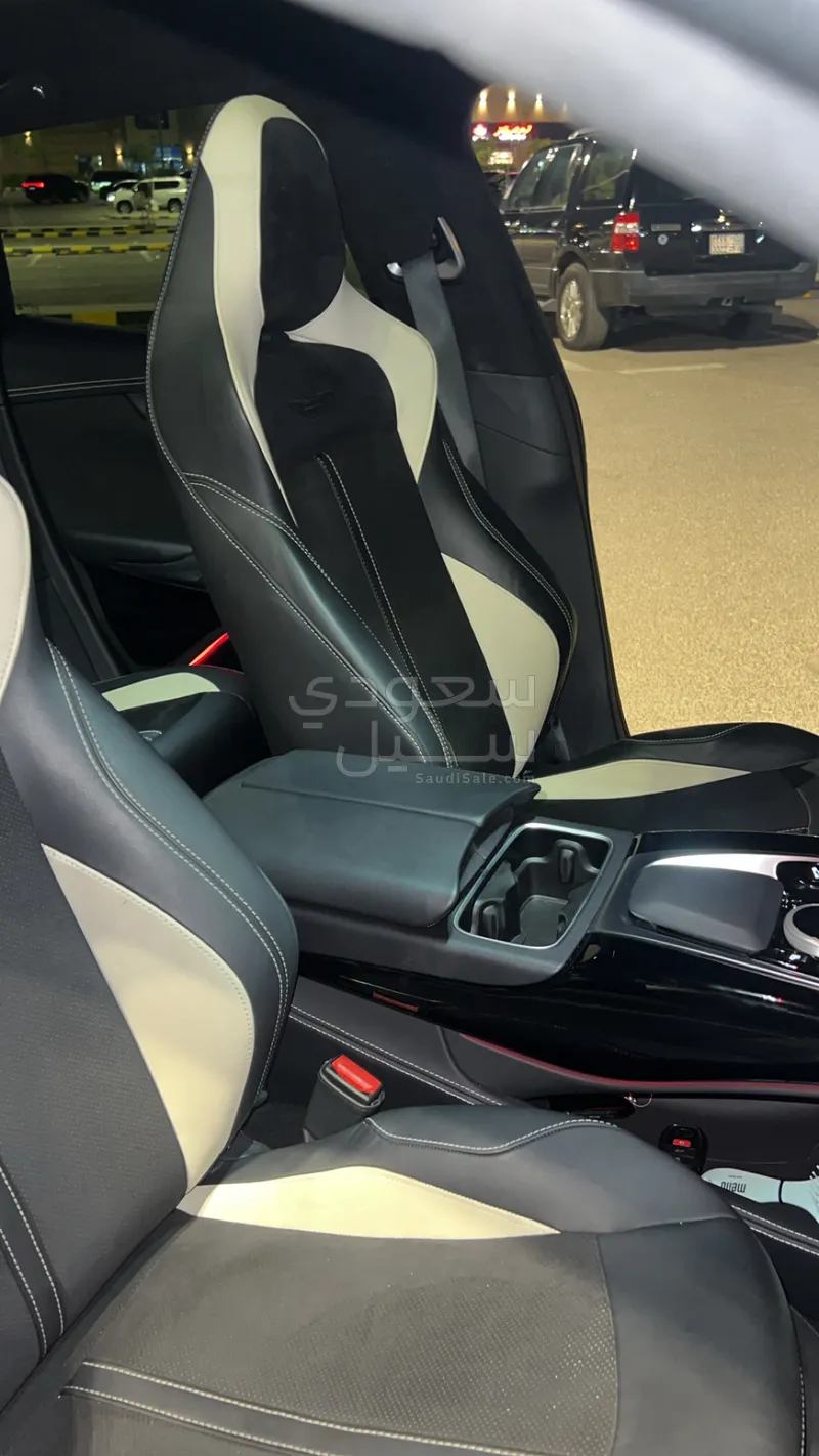 2022 استون مارتن دي بي اكس 550