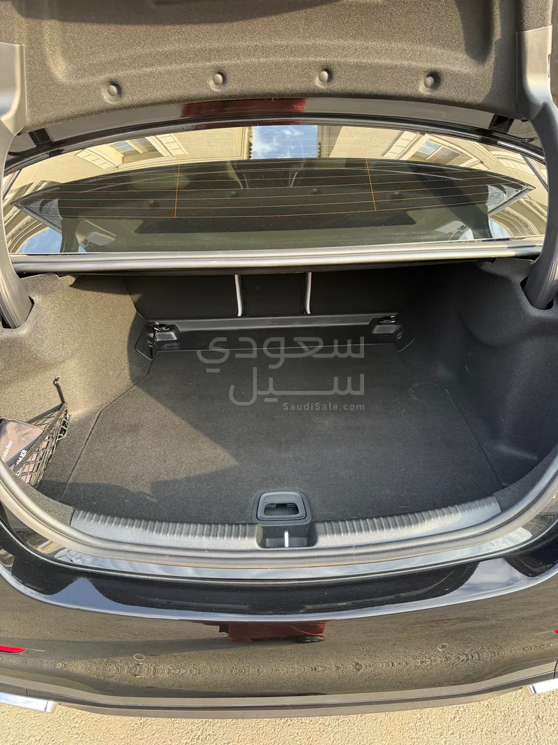 2025 مرسيدس - بنز سي 300 أي إم جي