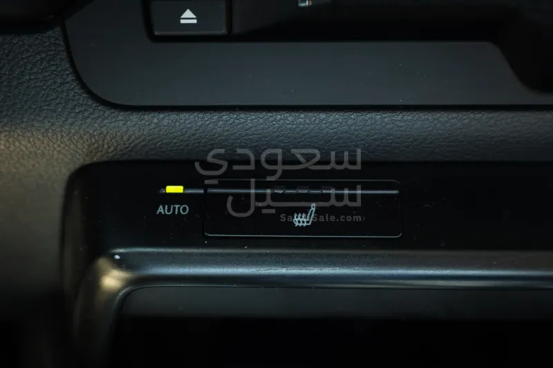 2021 لكزس يو إكس 200